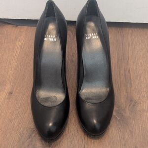 Stuart Weitzman Black Leather Round-Toe Pump
